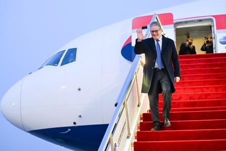 英国首相斯塔默时隔八年访华，迎来英中之间姗姗来迟的“破冰”时刻。

这次出行阵仗