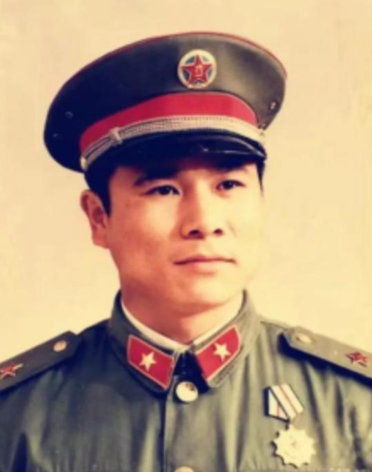 1979年，黄招强在掩护受伤的士兵撤退时，无意中看到了一些不认识的人，他端起枪，