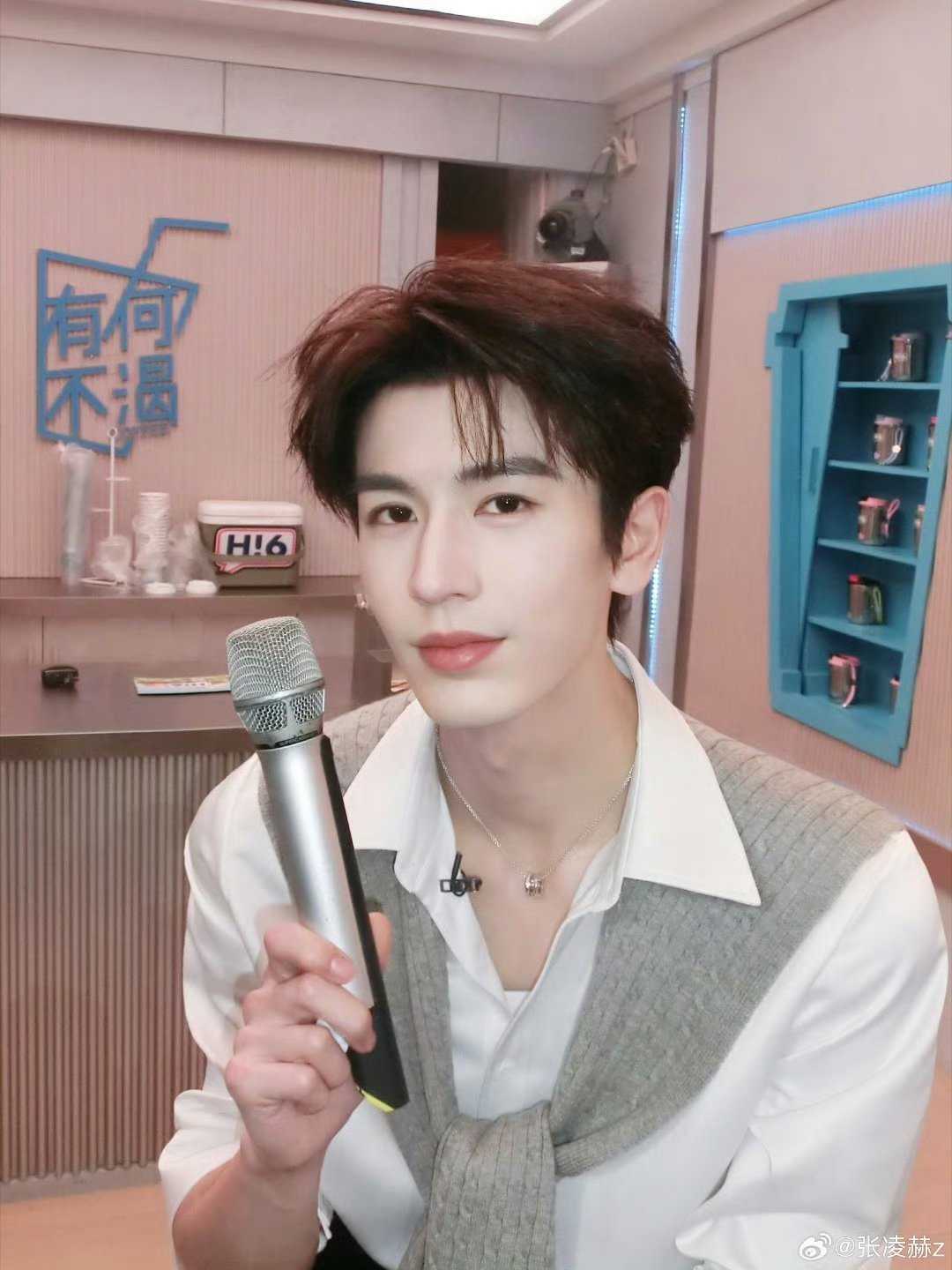 hi6这期有田曦薇张凌赫你好星期六 已经搬好小板凳，坐等两位主演发糖！ 