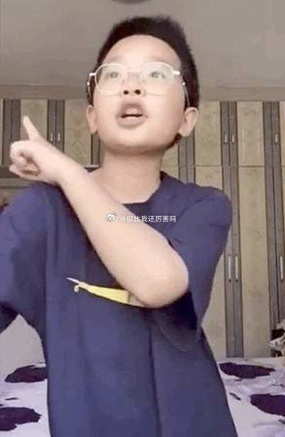 钟美美 模仿老师 神还原！每个动作、每个眼神都精准拿捏老师上课的“灵魂瞬间”😂