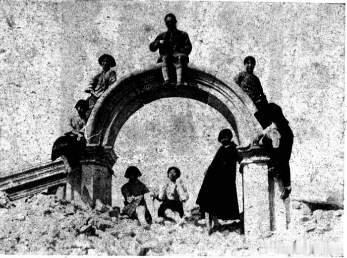 北平燕大學生遊圓明園《时报》 1929 年 6 月 16 日 [0009 版]老