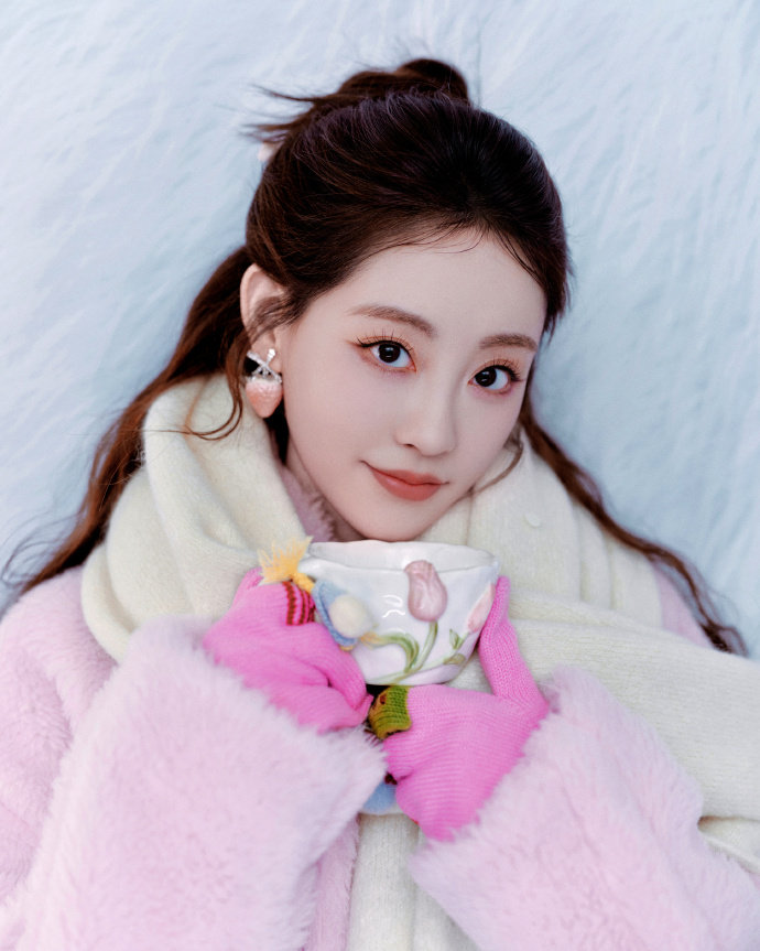 祝绪丹脸和手各长各的 微博之夜可爱名场面+1！跟玩剪刀石头布，小手一抖就输了，把