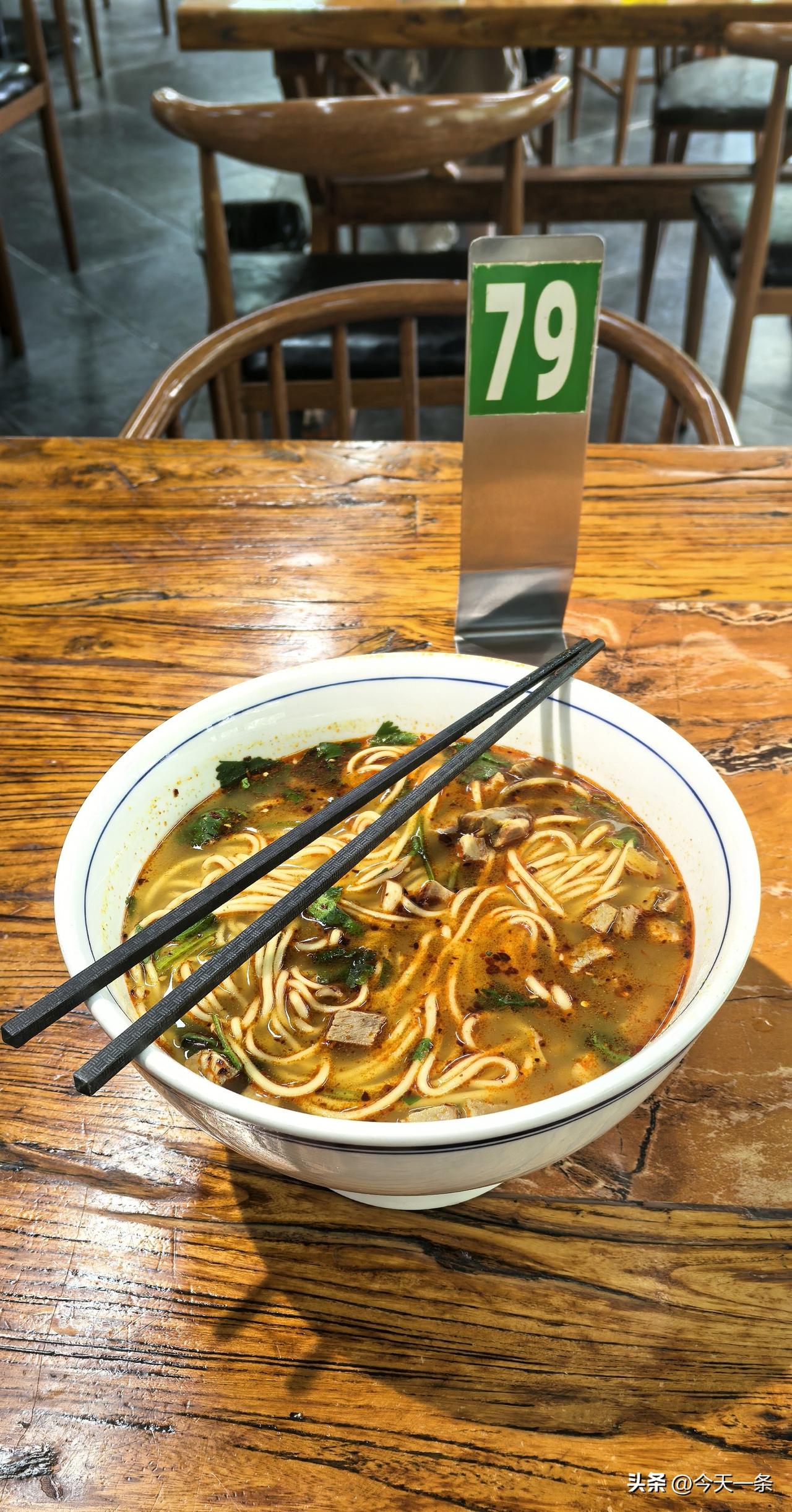 杨记牛肉拉面的碗越换越大了，好像量一直没有增加。 
河南是国家的大粮仓，总量稳居
