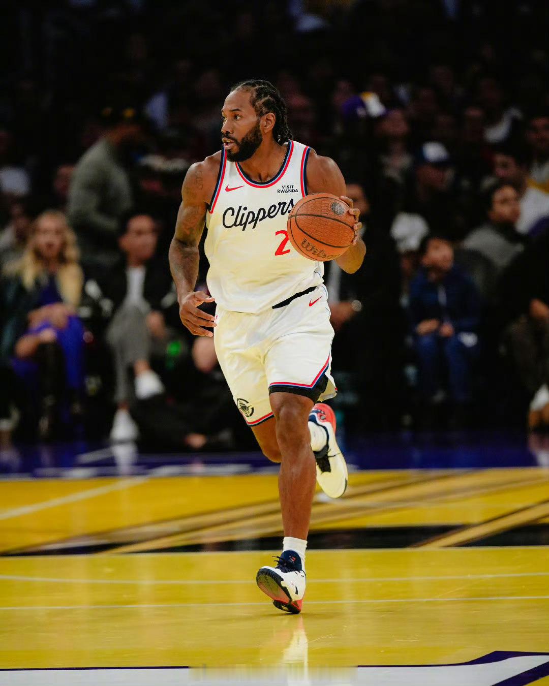 没有谁的生活会一直完美，但无论什么时候都要眼看前方，满怀希望就会所向披靡。晚安⭐