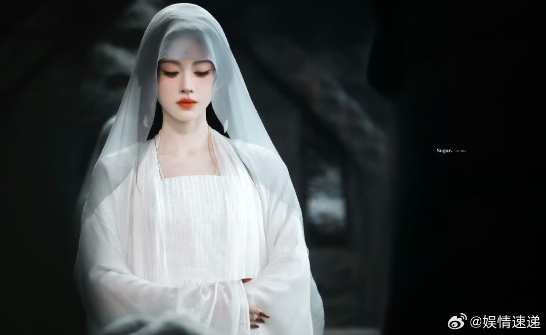 月鳞绮纪风吹头纱神来之笔月鳞绮纪小四镜头美学天花板，头纱飘动瞬间，把仙气与神性拍