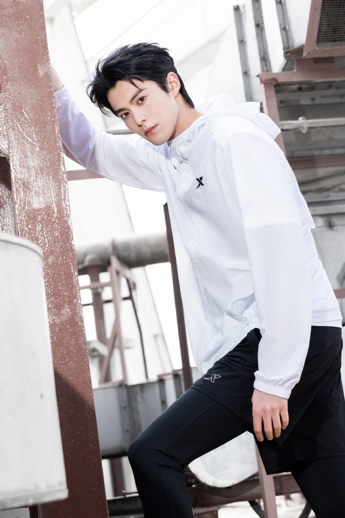 王鹤棣黑白运动风look  王鹤棣轻启充盈状态  王鹤棣白色运动风，轻启充盈状态