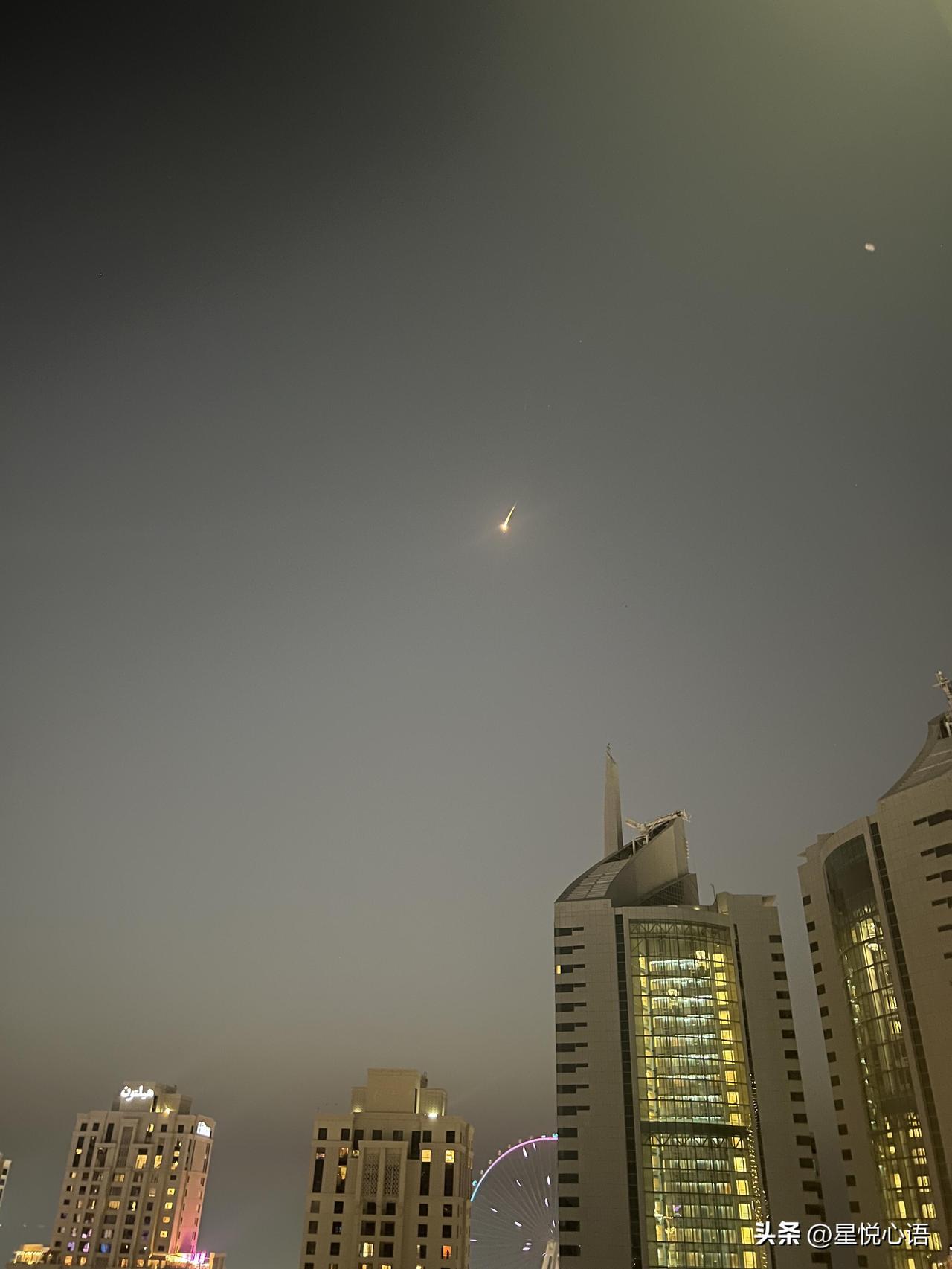 真的太割裂了！第一眼以为是流星雨！
写字楼灯火通明，住宅楼暖光融融，远处摩天轮亮