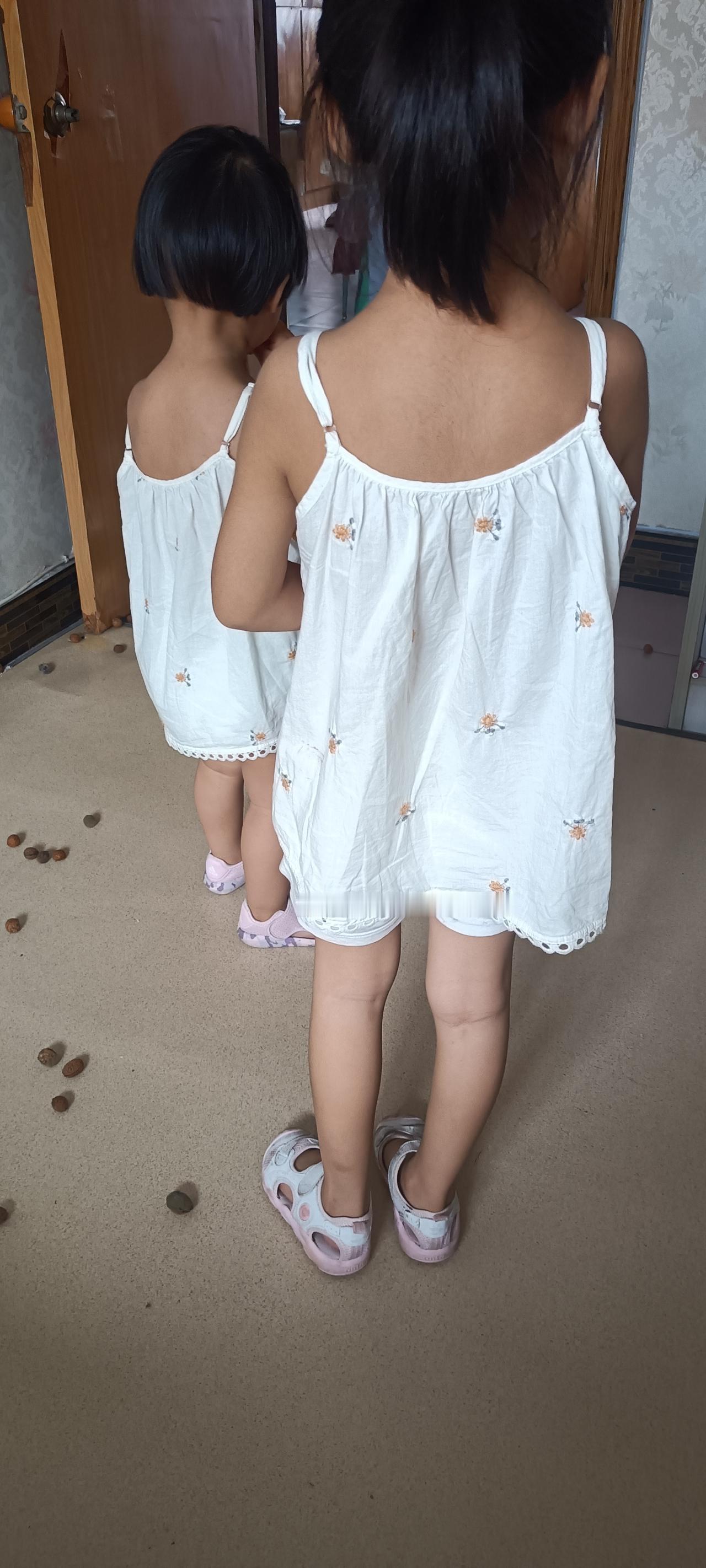 亲家母我俩带着孩子，来我妈妈家了。
我女儿在网上给我妈妈买了很多艾灸，我妈妈做了