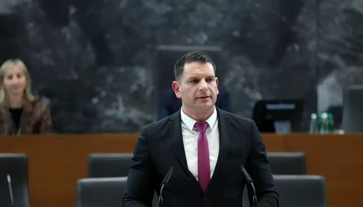 斯洛文尼亚议长宣布，计划就退出北约举行全民公投，并访问俄罗斯。 