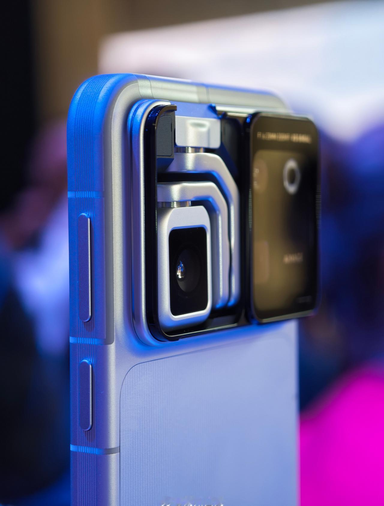 我靠，荣耀 Robot Phone 店员忽悠我，说至少 14999，现在售价公布