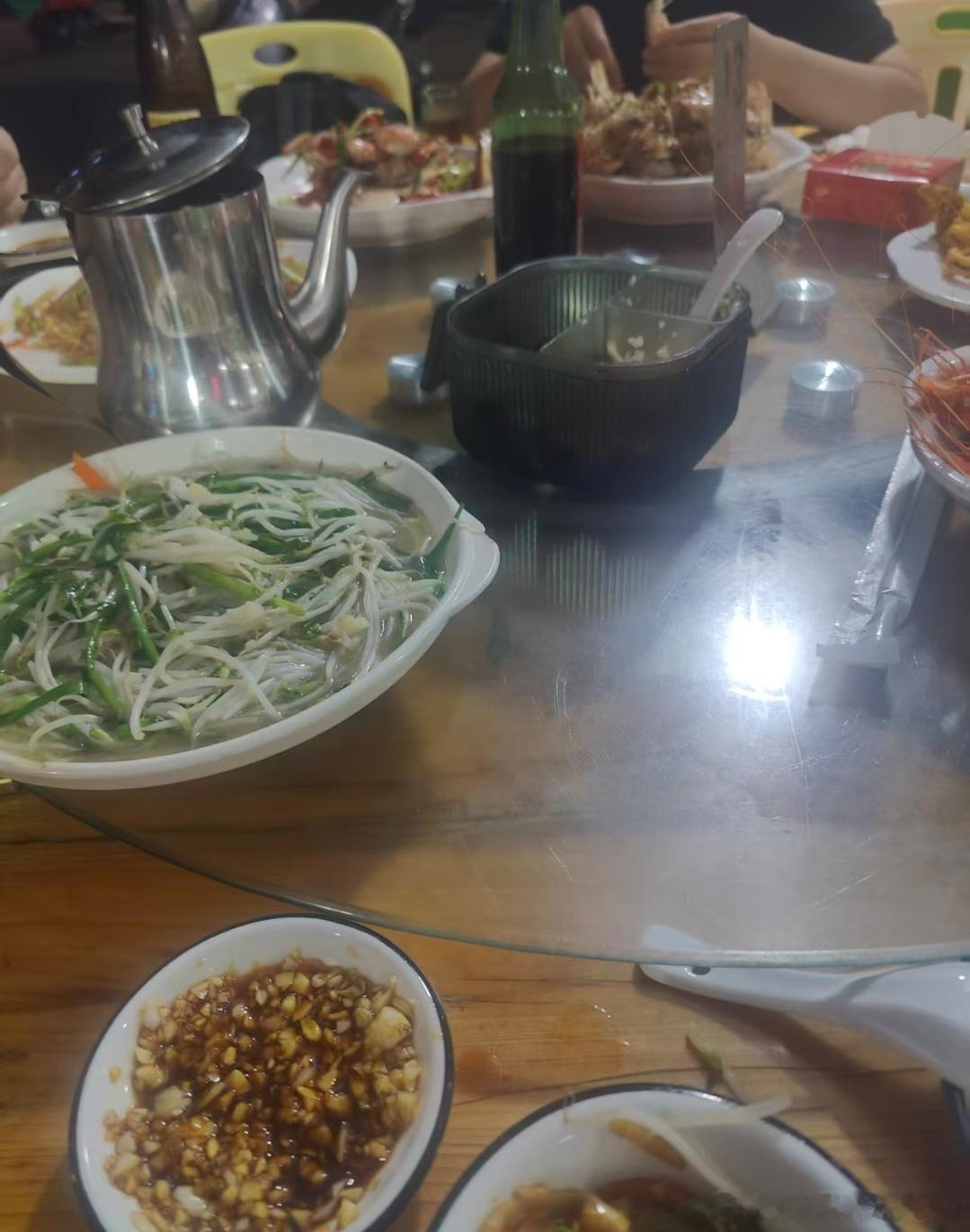 小洪单位请吃饭——海鲜大餐他拍给我最大那个是豆芽我还以为就是有点蒸鱼啊那种海鲜放