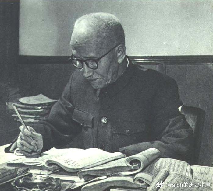 1963年7月人民画报，中央文史研究馆馆长章士钊正在注疏古典文学作品历史影像