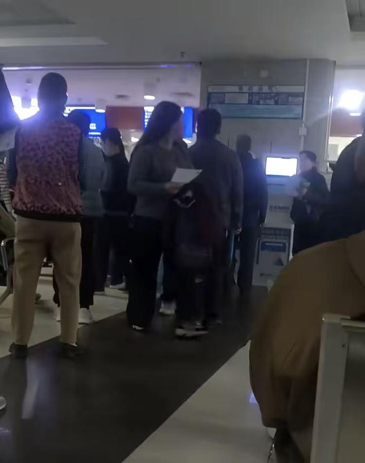 今天感冒到阳江人民医院看病，不知道医院也这么多人！拿药要排队，起码两小时，现在正