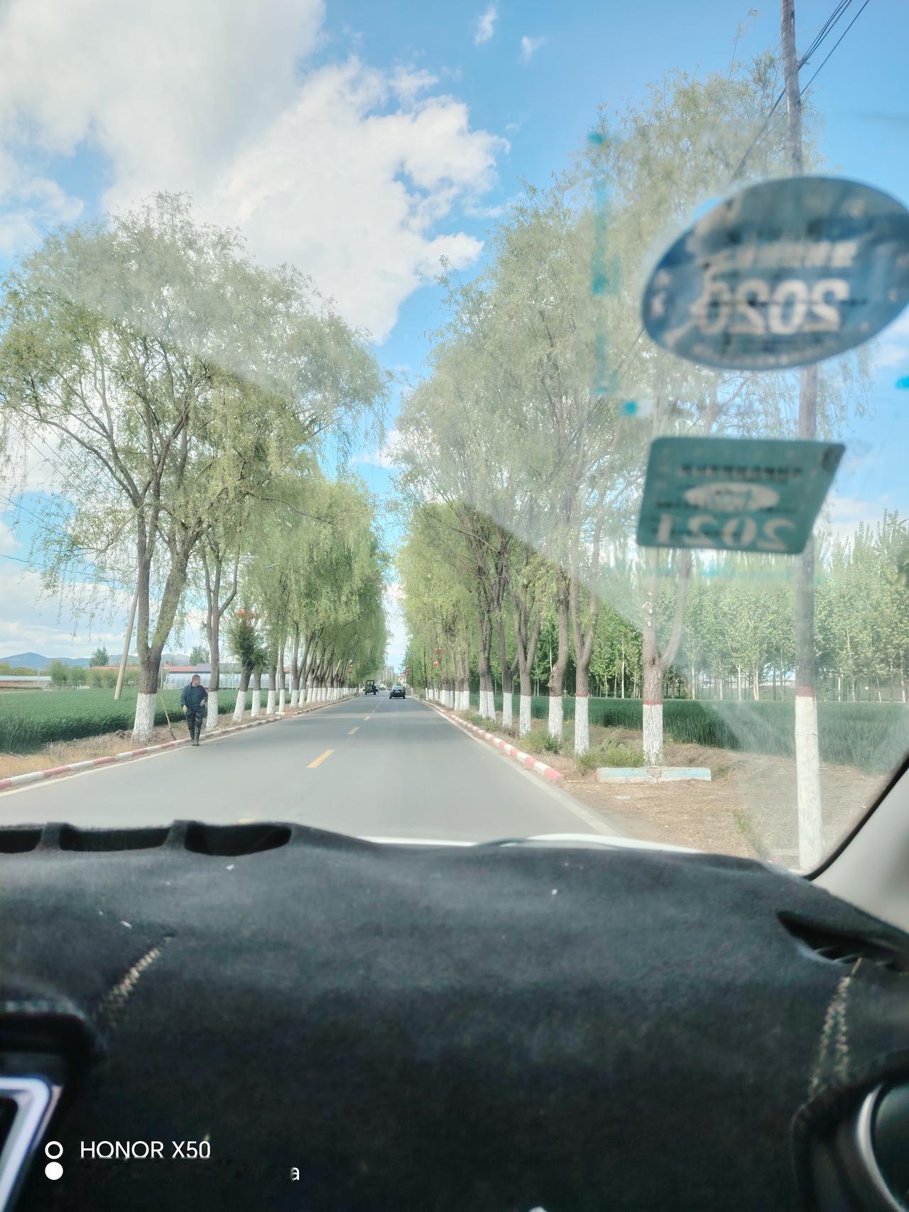 蓝天白云，田野风景美。