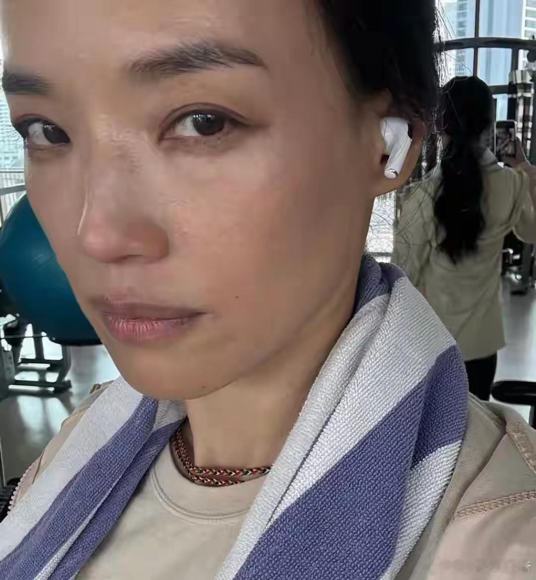 舒淇素颜零法令纹好绝 这年纪素颜还能一点法令纹都没有，舒淇的状态也太让人羡慕了！