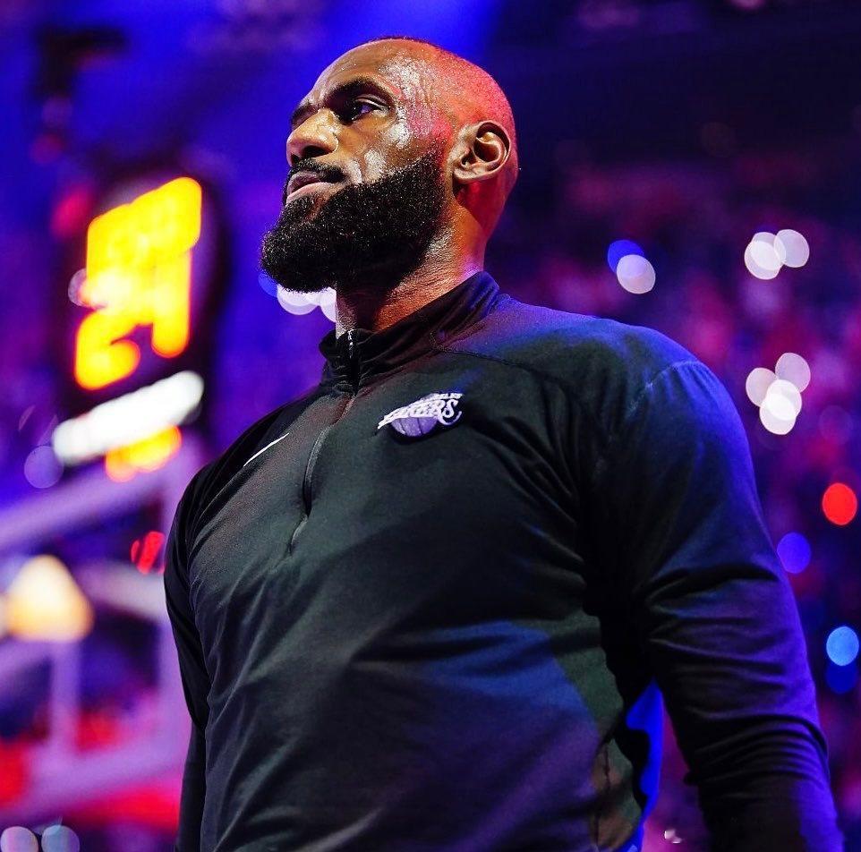 詹姆斯表示休息这几天起到了作用，不管是身体上还是精神上，他都感觉相当不错。谈到拉