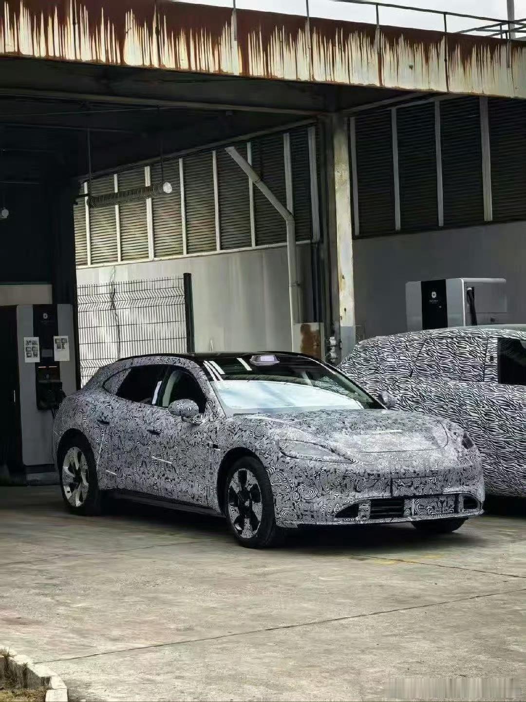 给妹妹买这台车你觉得她会喜欢嚒？等她回家问问 