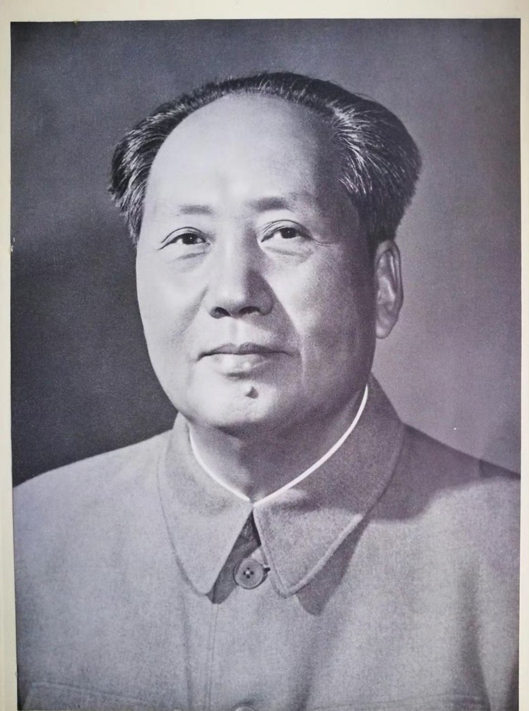 毛主席标准像两版。一版是1959年拍的，一版是1963年拍的，是广大人民群众最熟