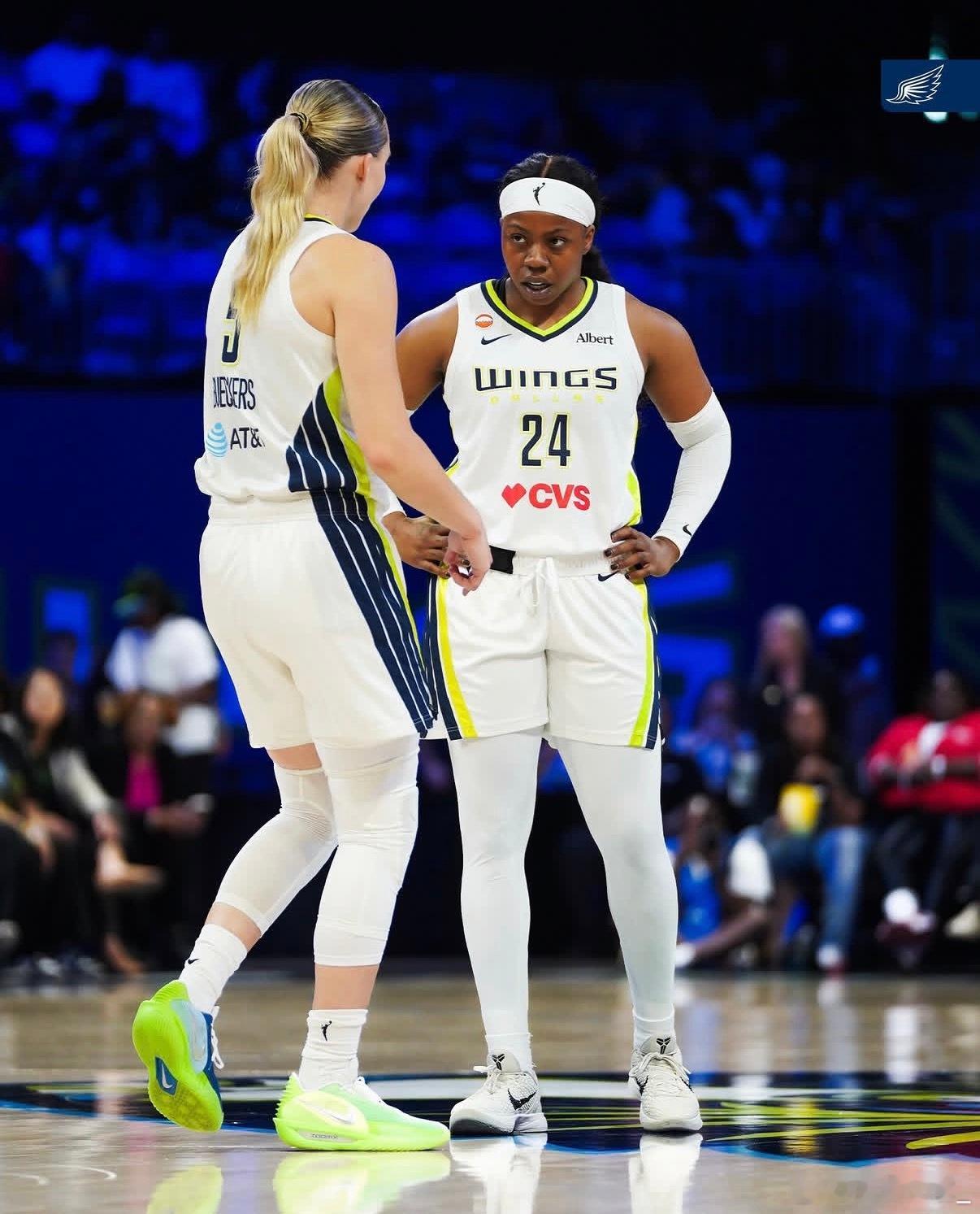【WNBA迎四川德比，霍华德26分撑起大旗】WNBA常规赛焦点战，山猫对阵飞翼的