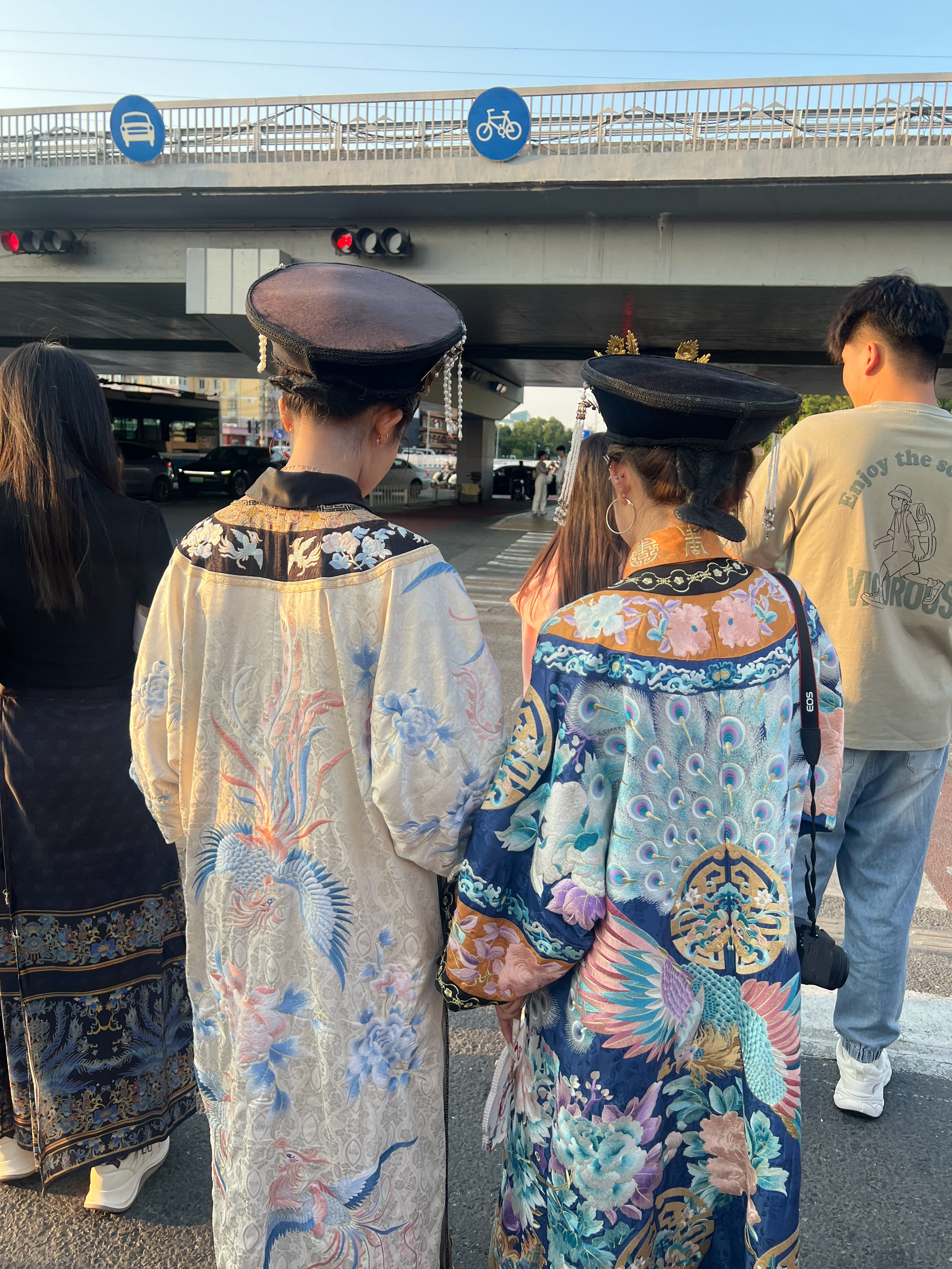 老北京没有马路，都是地道[doge]吉祥～ ​​​