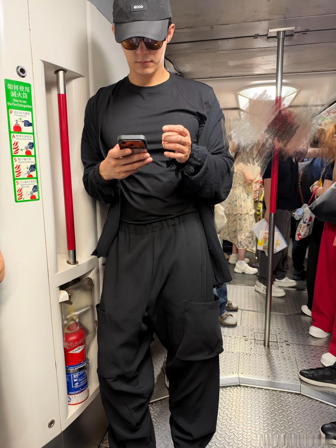 香港偶遇黄景瑜坐地铁原来大明星出门也是会老老实实坐地铁的，这也太没有架子了吧。黄
