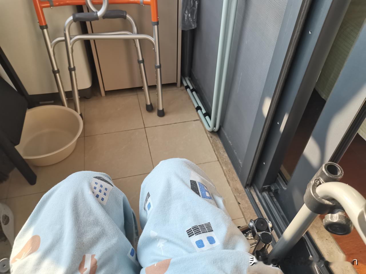 真活成个老佛爷了！饿了有人把饭送到嘴里，渴了有人把水端到手边，吃苹果有人帮着切成