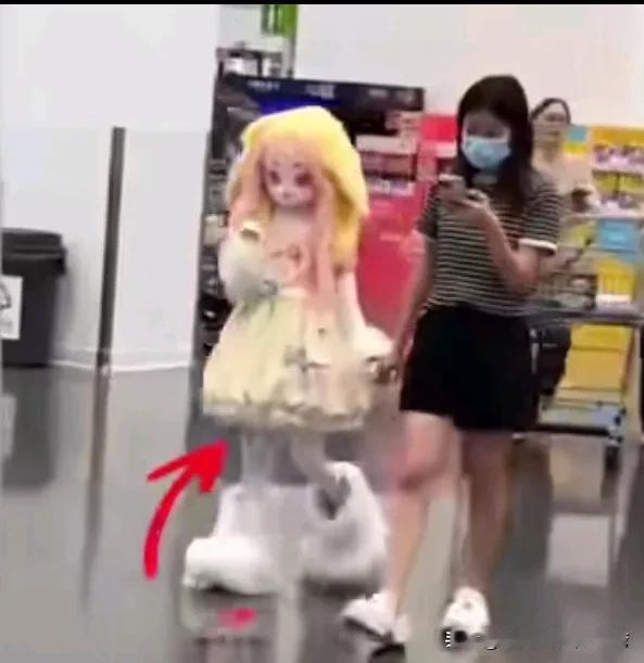 山姆超市，母亲带着二次元孩子逛超市。
路人表示太惊讶了。
但是也有人说，这母亲太