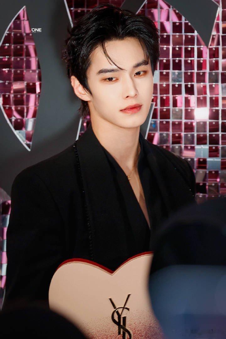 ✨何与黑色西装造型太鲨了！线下 每帧都是心动狙击现场