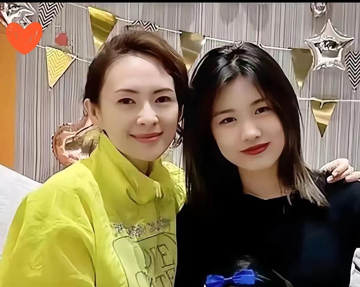 说句实在话
章子怡真的很会当妈
感觉她后面会对每个孩子都一样好
她从小苹果小时候