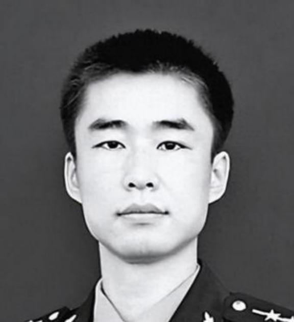 2012年，山东一名军人请假回家，但迟迟不见归队，上级领导打过去电话询问，三岁的