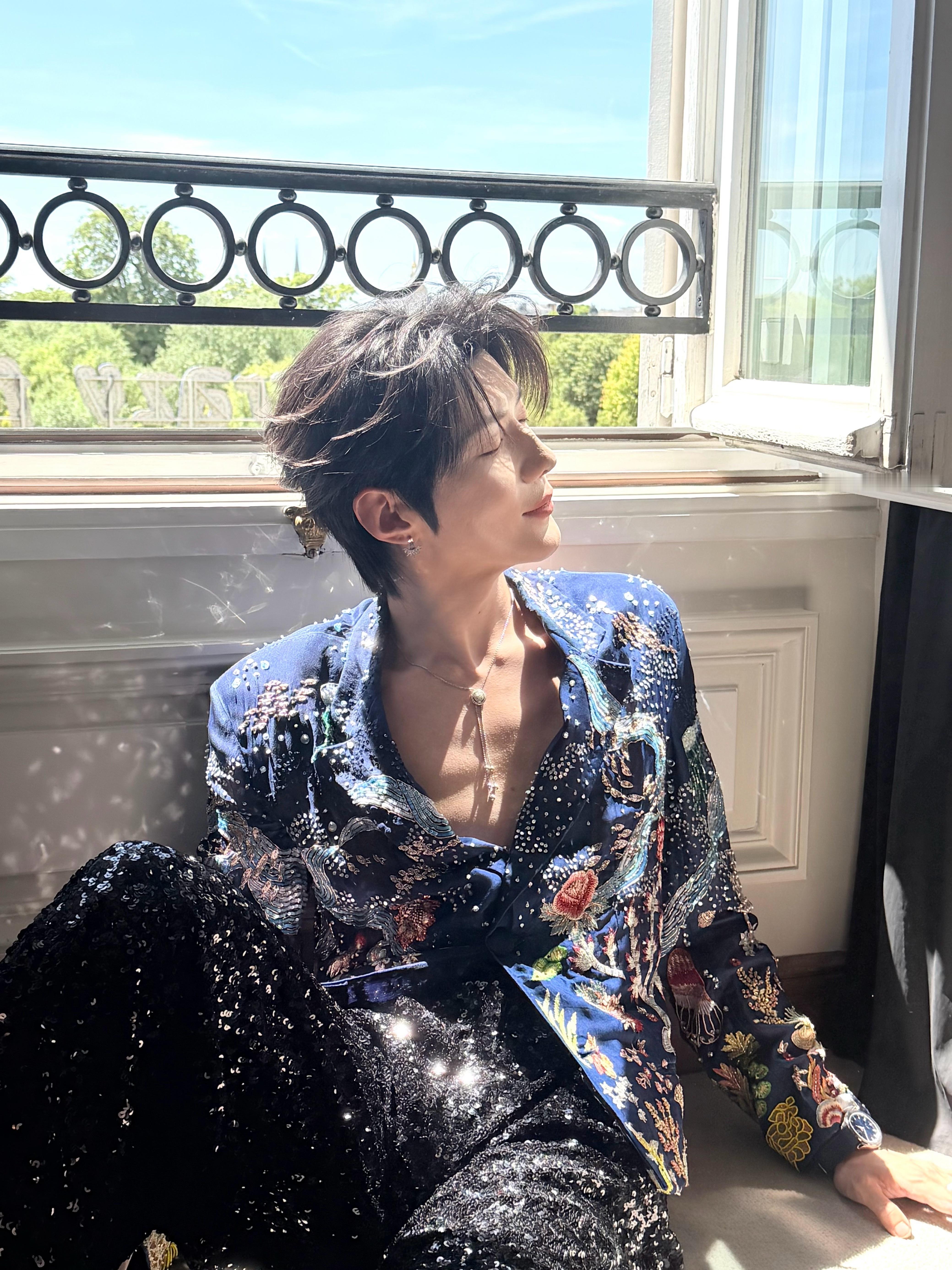 深蓝星宇落于肩头，璀璨钉珠映照光影。cr:时尚COSMO 