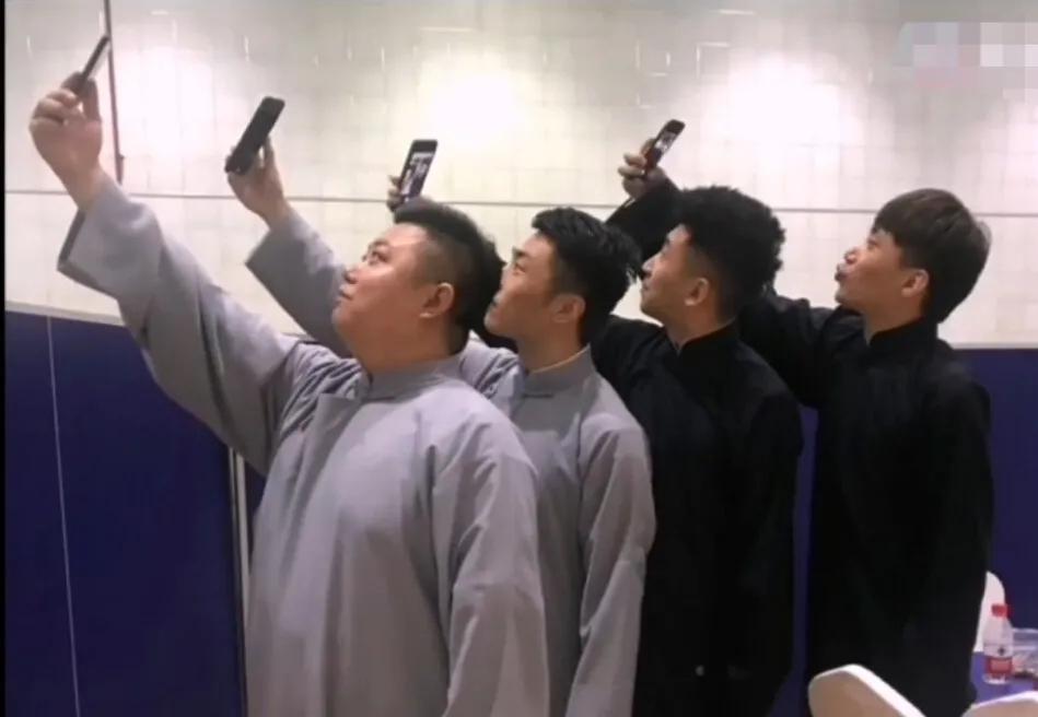 4位德云社成员身穿传统服装齐刷刷举手机自拍照：我一眼就认出了身宽体胖、浓眉大眼的