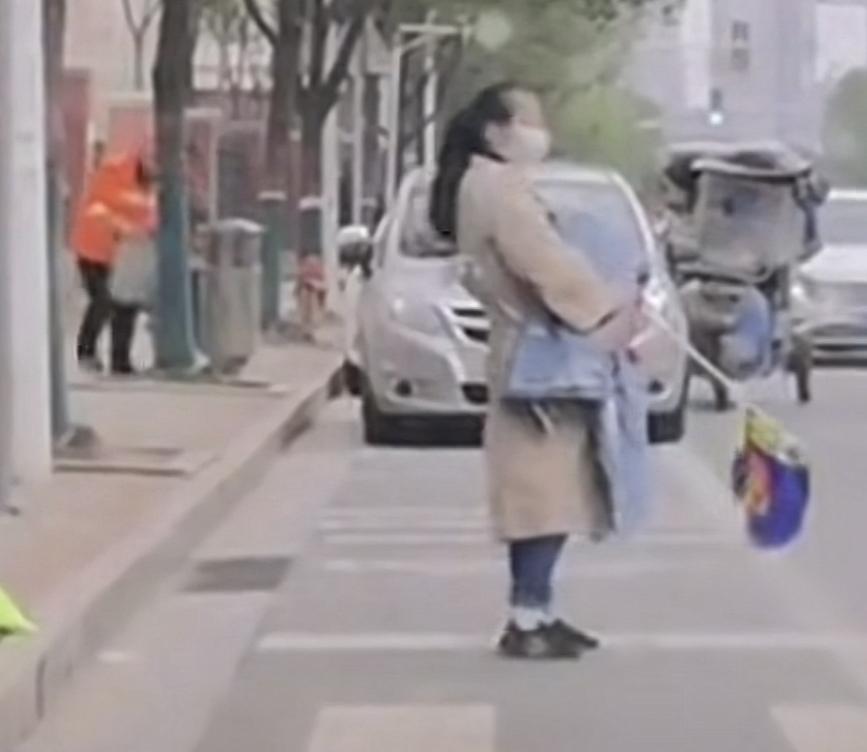 家长参加护学岗出了事！
昨天下午张家界永定区一小学门口，一位45岁的男家长站护学