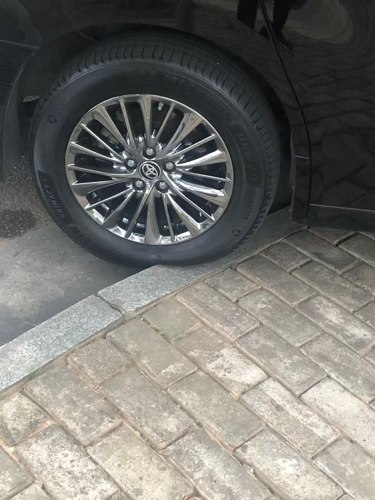 看着真难受想打电话让车主下来挪车不知道他能不能骂我