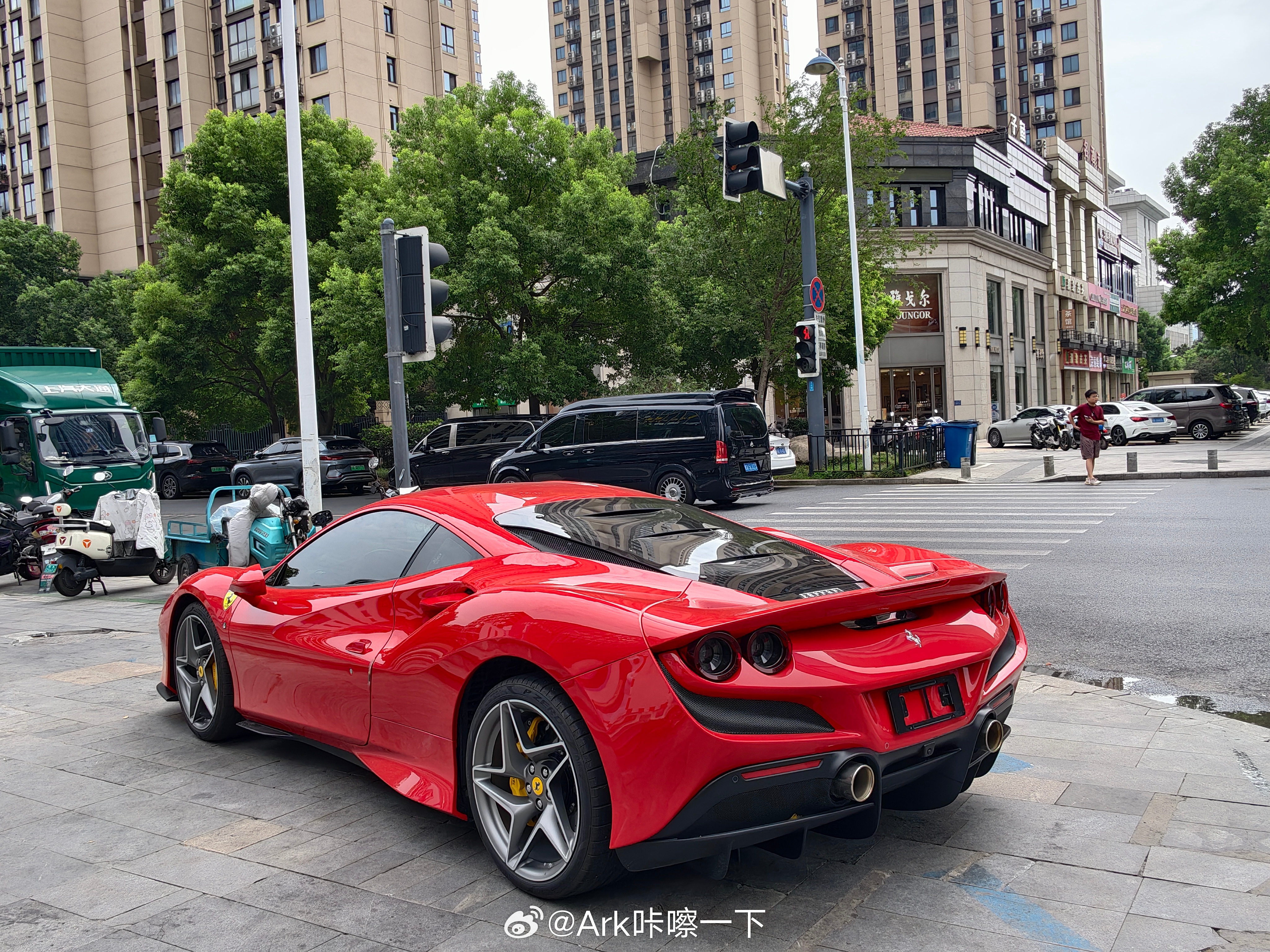 原来法拉利也会落鸟屎，不买了！[捂嘴哭]有点东西 ​​​