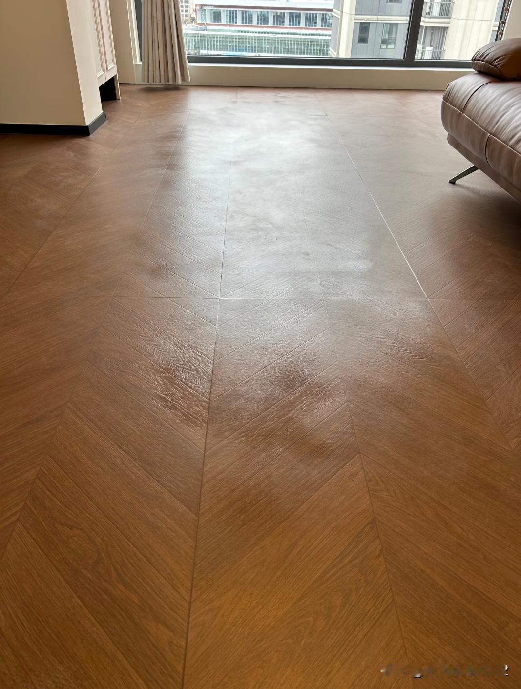 木纹砖，我该拿你怎么办？😭
开荒保洁完，有几片木纹砖不均匀的油光锃亮（图1-2