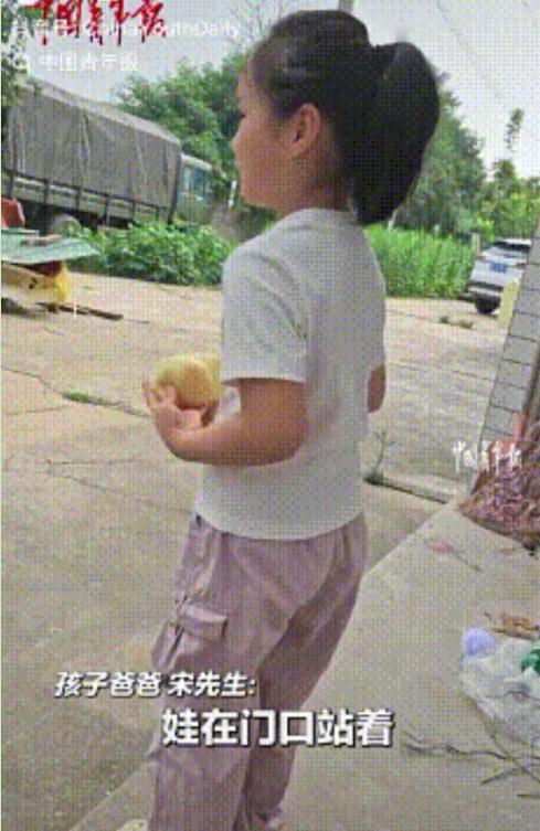 陕西西安，一名7岁小女孩看到家门口有军车经过，特意从家里拿出两个苹果，一心想送给