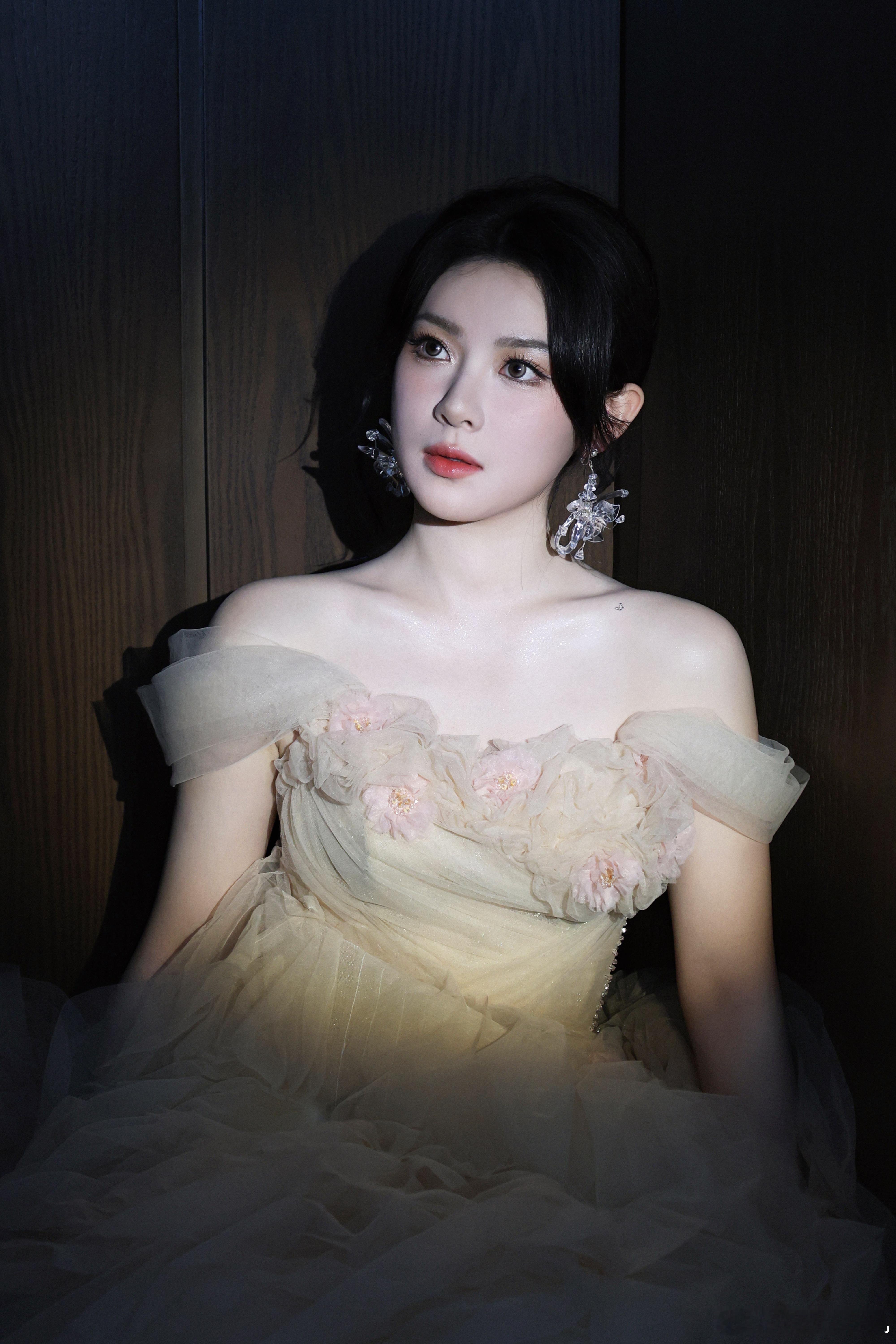 刘夕语首次走红毯大大方方的 刘夕语第一次走横店微短剧之夜的红毯，表现得从容又自信