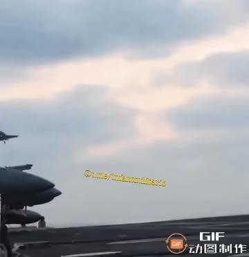 差评：水花一点也没压住。美军FA—18A大黄蜂跳水动作只能得零分。
实在想不明白