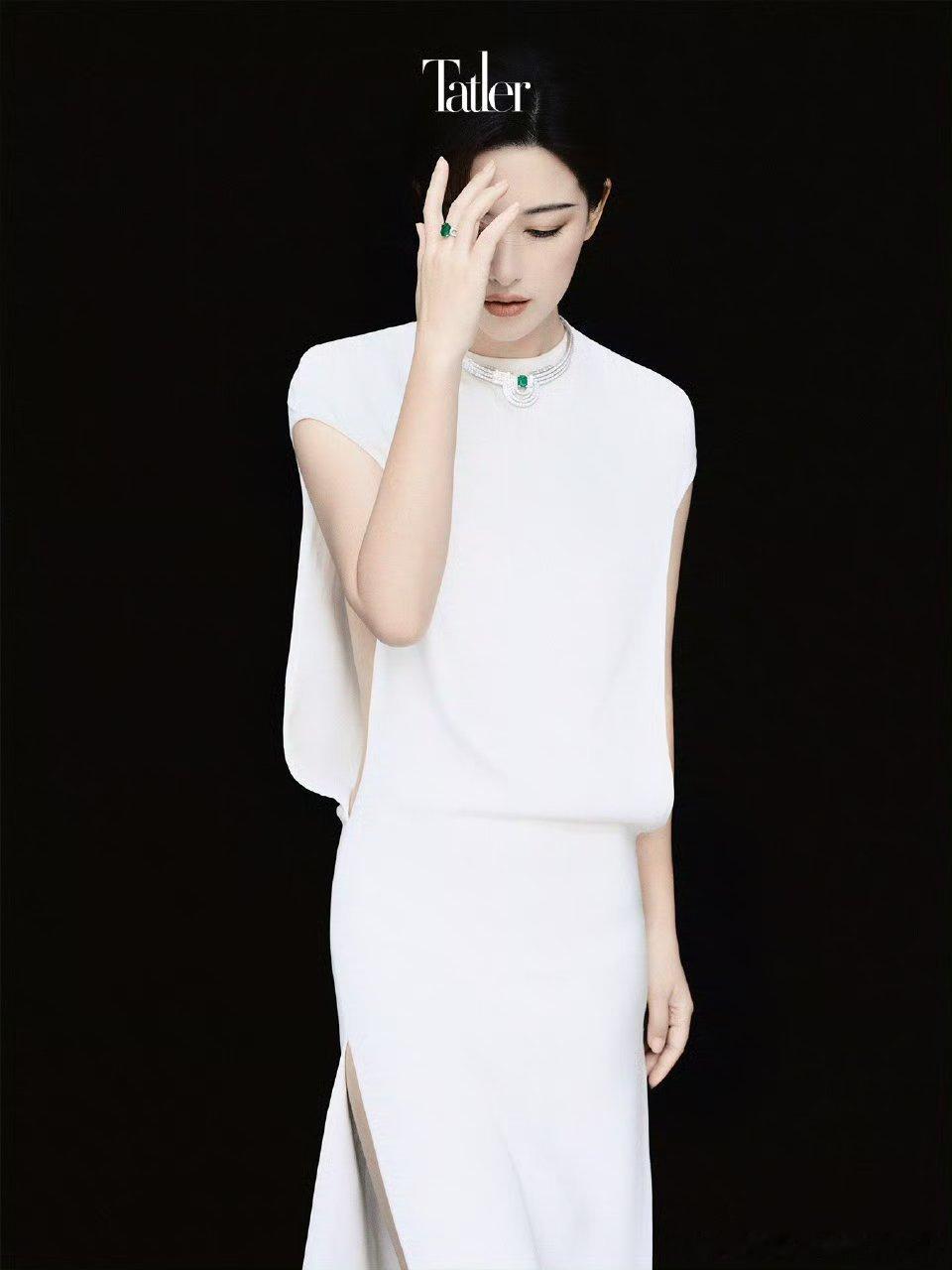 朱珠对镜描眉这一幕朱珠对镜描眉，感觉她不是在化妆，是在准备去谈一笔几个亿的大生意