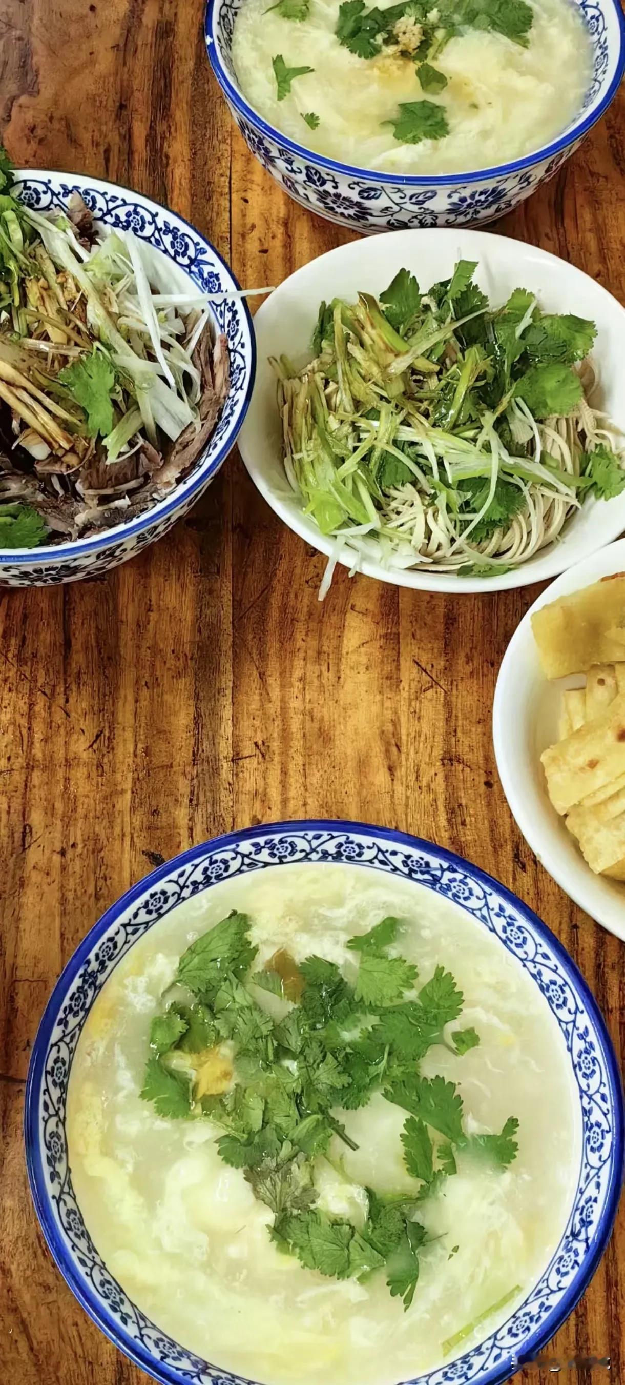 山东济宁刘家糁汤，顶配早餐，两个人100元。