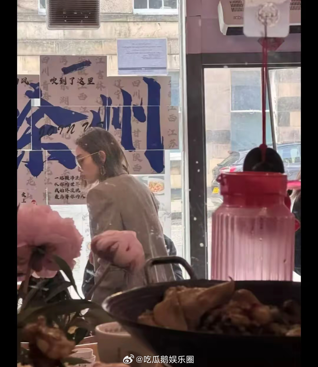 爱丁堡偶遇张若昀一家，唐艺昕被赞真人比照片美，5岁女儿个真高！！！ ​​​