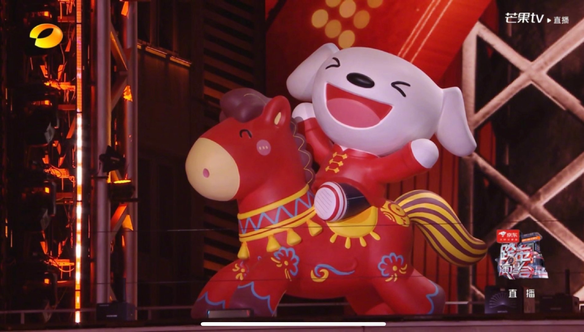 谁不想新年红运开挂？京东跨晚穿搭的骐骥红开运装太懂了我们了，跟着明星全员加入红装