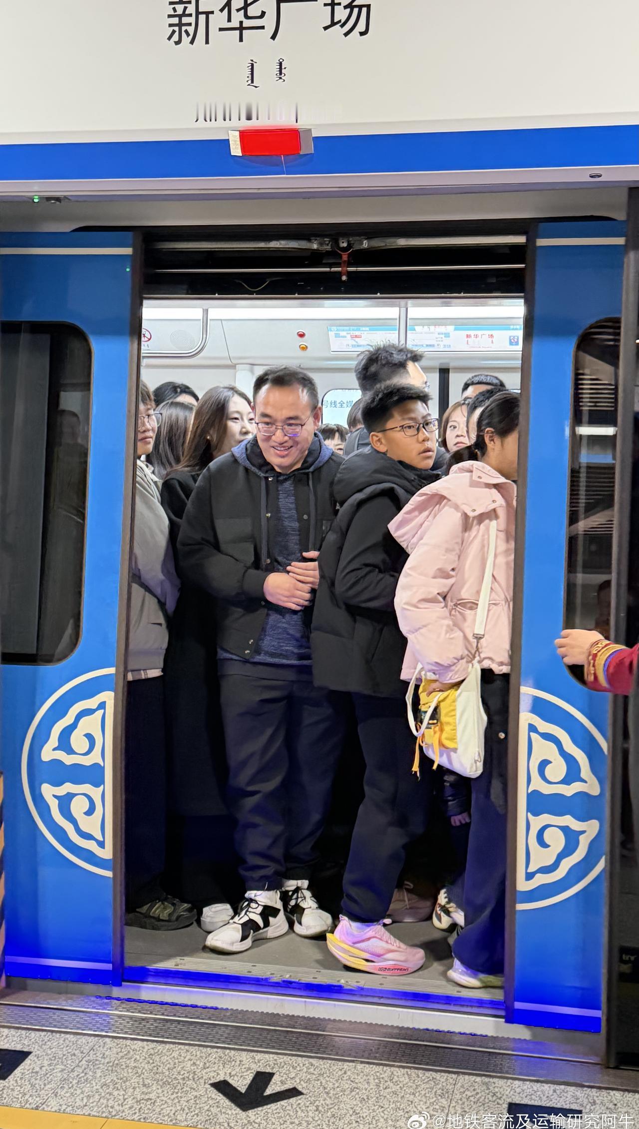网友：2025年10月25日（周六）下午14：40，呼和浩特地铁2号线新华广场站