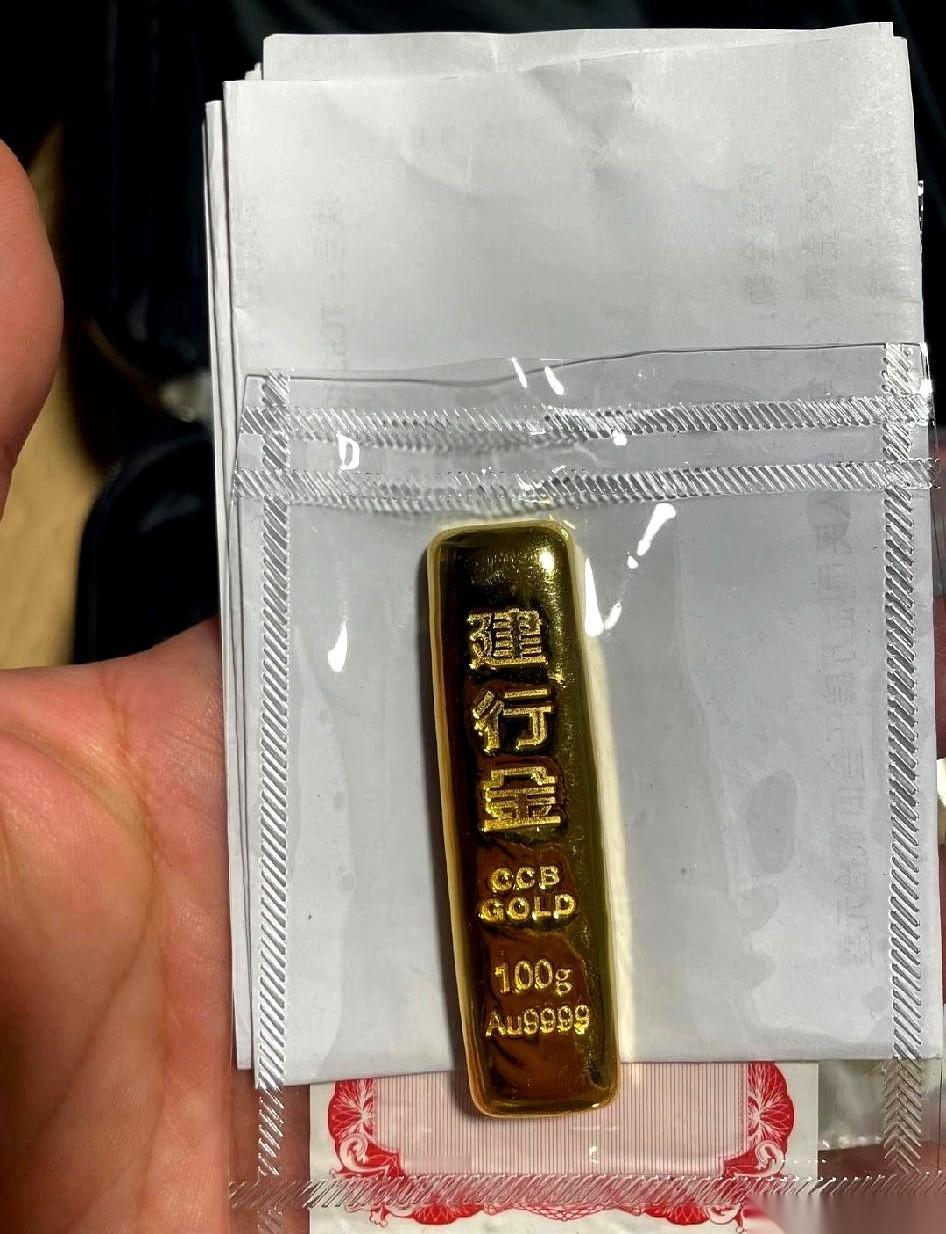 1091块一克。
建行柜台前，我堂姐把那张100克的金条单子往前一推，眼睛都没眨