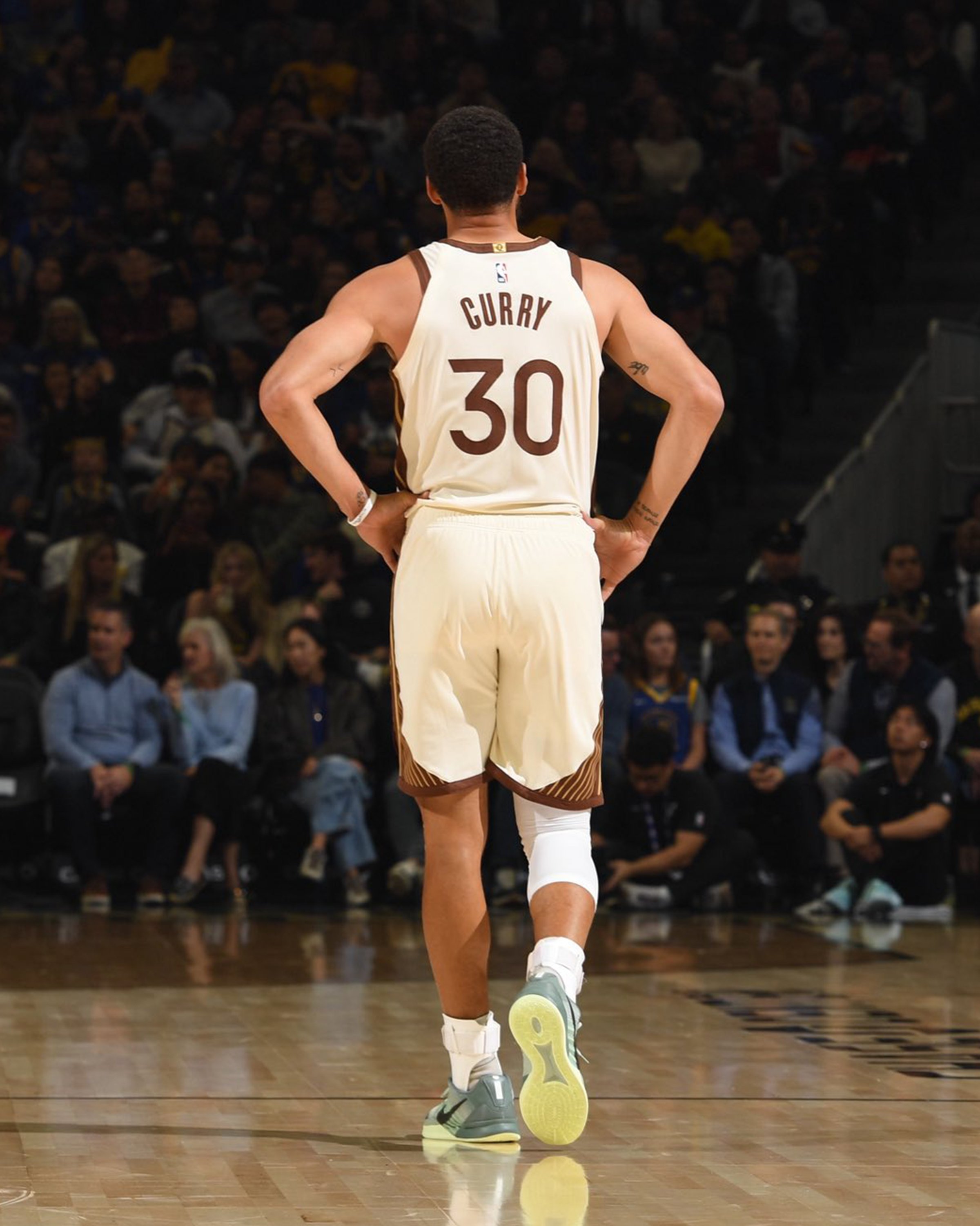 库里今天比赛穿了一双耐克Sabrina，上一次穿勾子还要追溯到他没签UA的时候。