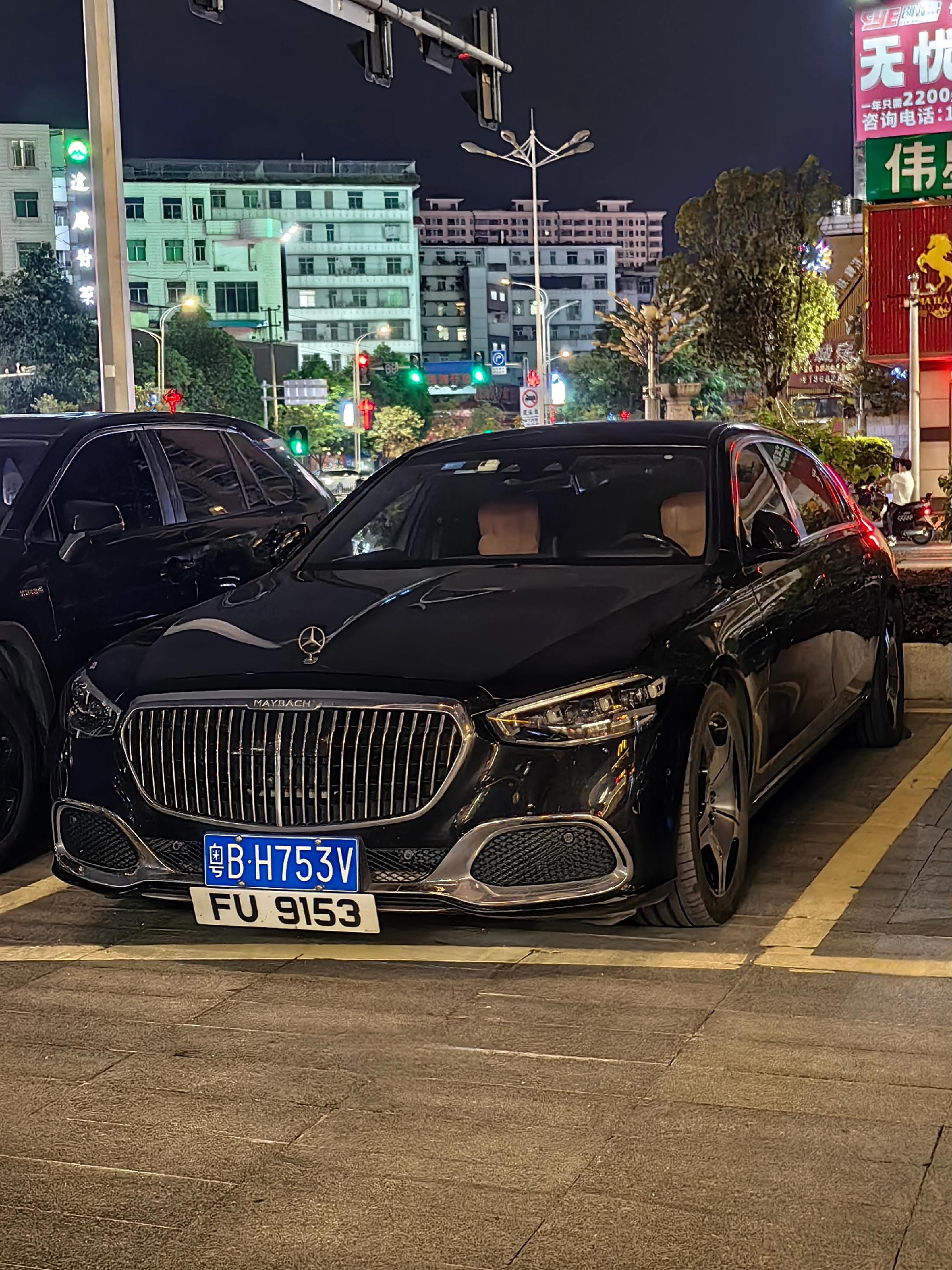 一家经常豪车云集的酒店，进去看看里面都有哪些豪车