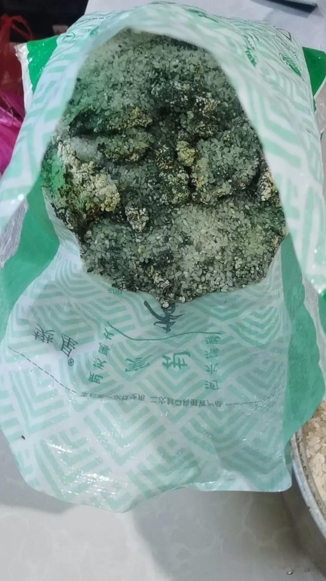 拼多多买的一级新米竟然是霉变大米，上面霉变轻点，难怪有重味道，现在弄明白是霉味，