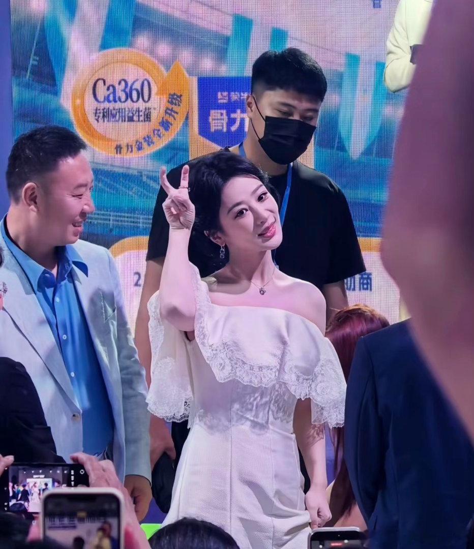 杨紫 把腿合上哈哈哈，这个事上了热搜杨爸爸会不会尴尬紫宝每一次携家人出现都好温馨