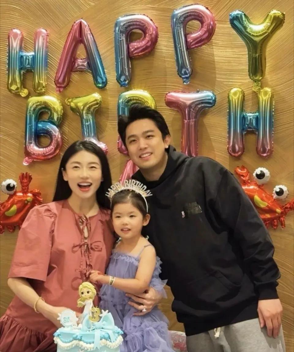 郑恺前女友程晓玥二胎官宣、自由晒娃！

郑恺和程晓玥曾恋爱三年，二人还在节目里秀